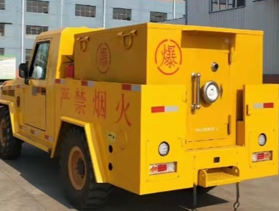 龙凤凯龙爆破器材运输车：保障爆破任务的安全运行